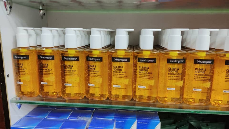 ژل شستشو صورت نوتروژینا Neutrogena مدل Clear&Soothe مناسب پوست های چرب و مستعد جوش حجم 200 میلی لیتر
